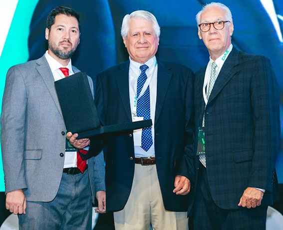 Epígrafe: El Dr. Antonio Cubilla recibiendo una placa de reconocimiento por parte del Ing. Luis Alberto López Zayas y el Ing. Luis López Lafuente, Rector y Vicerrector Académico de Planificación e Innovación de la UCP, respectivamente